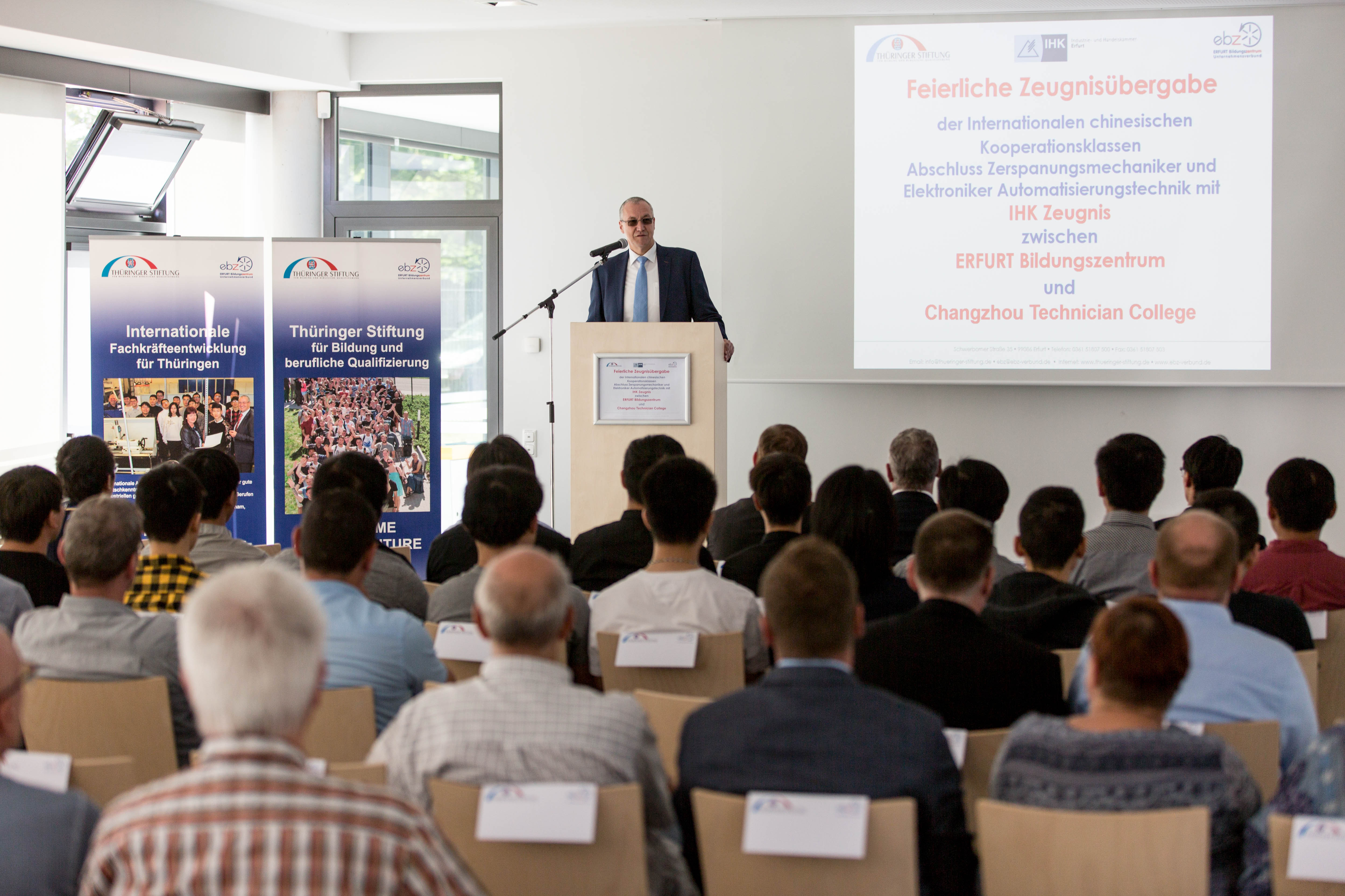 2019 06 ebz zeugnisübergabe chinesen-4.JPG